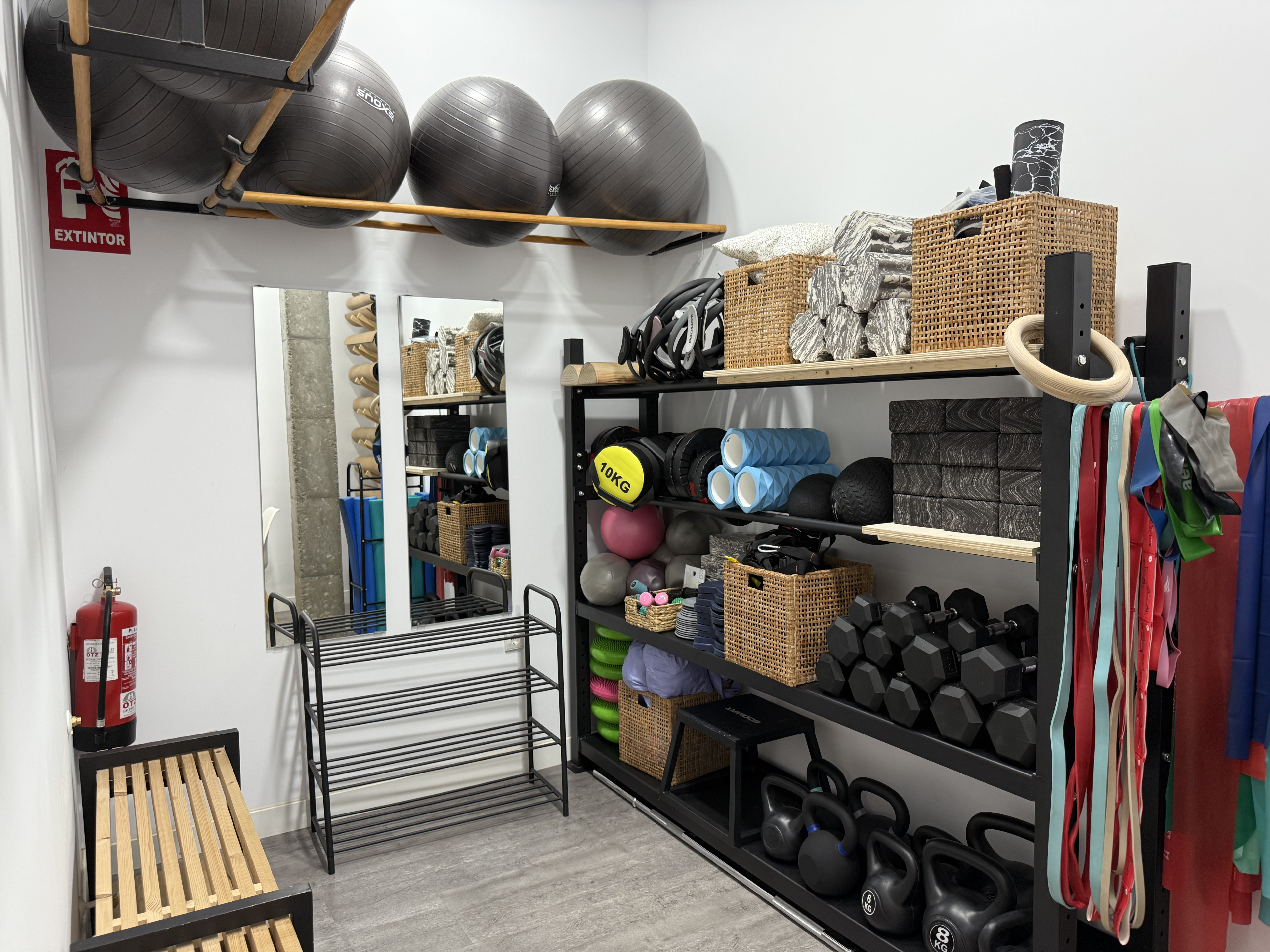 Sala de ejercicios con columpios y esterillas